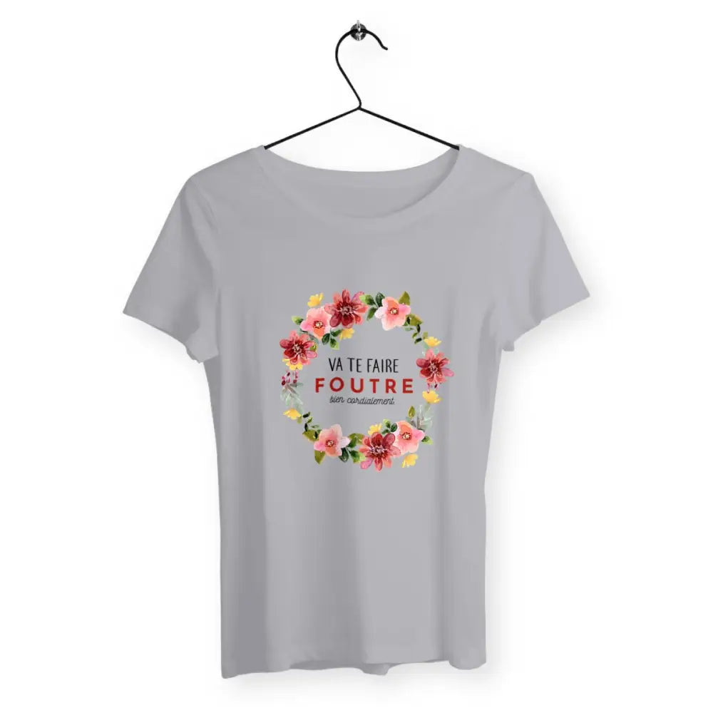 T-shirt femme avec l'inscription "Va te faire foutre bien cordialement", un modèle audacieux et provocateur pour celles qui aiment l'humour sans filtre. Confortable et stylé, idéal pour afficher une attitude rebelle avec une touche d'ironie.