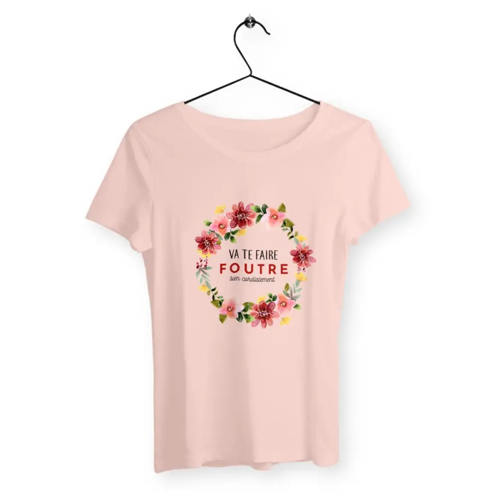 T-shirt femme avec l'inscription "Va te faire foutre bien cordialement", un modèle audacieux et provocateur pour celles qui aiment l'humour sans filtre. Confortable et stylé, idéal pour afficher une attitude rebelle avec une touche d'ironie.