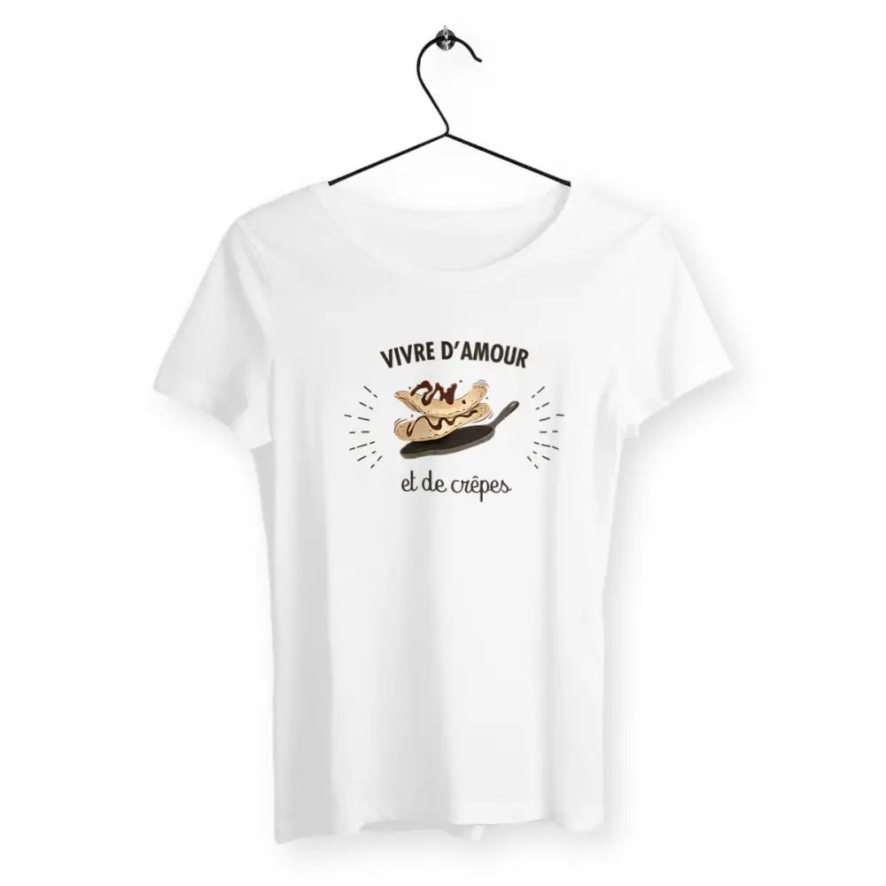 T-shirt femme avec l'inscription "Vivre d'amour et de crêpes", parfait pour les gourmandes et les romantiques. Confortable et stylé, il combine une touche d'humour et de douceur avec un message léger et délicieux.