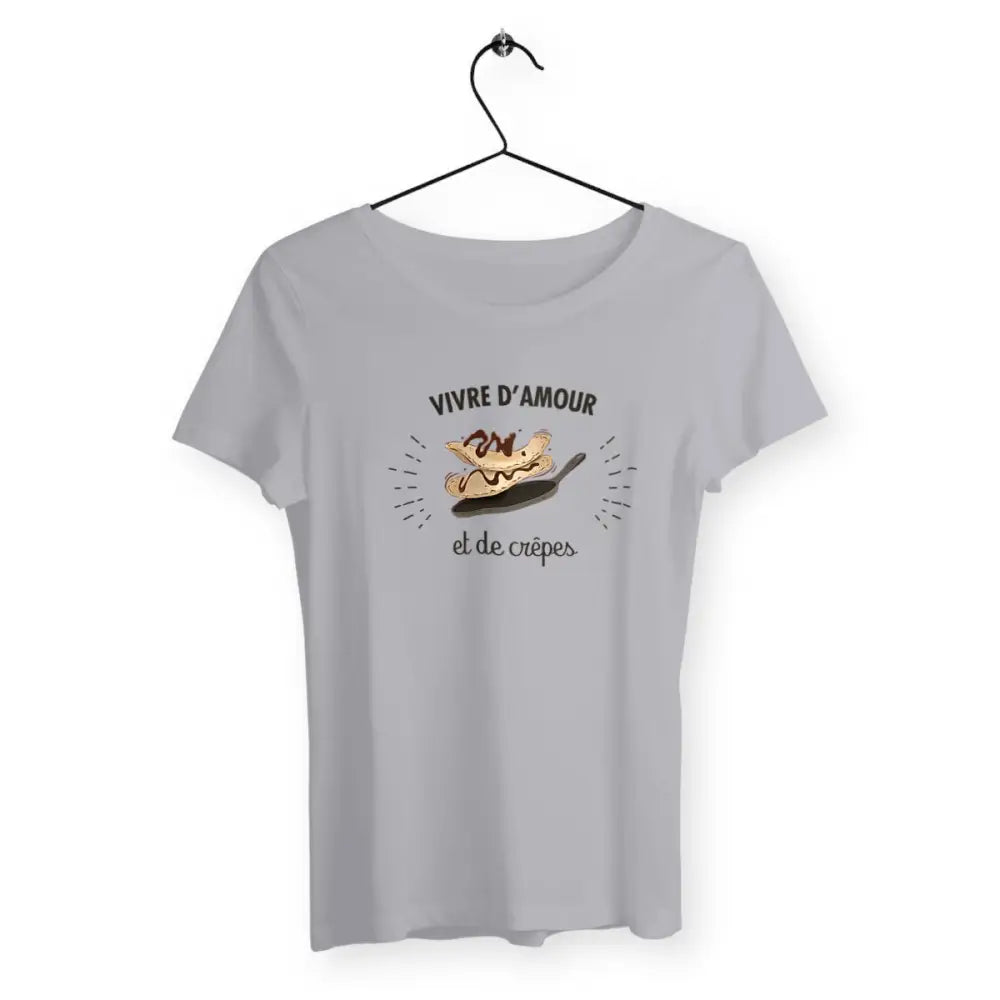 T-shirt femme avec l'inscription "Vivre d'amour et de crêpes", parfait pour les gourmandes et les romantiques. Confortable et stylé, il combine une touche d'humour et de douceur avec un message léger et délicieux.