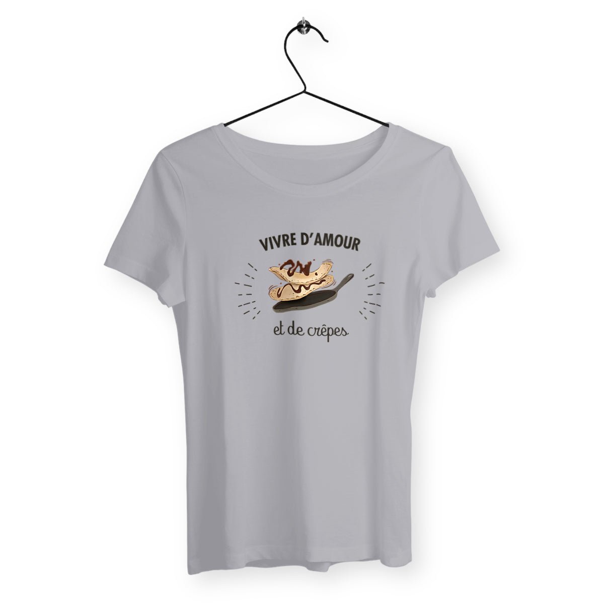 T-shirt femme avec l'inscription "Vivre d'amour et de crêpes", parfait pour les gourmandes et les romantiques. Confortable et stylé, il combine une touche d'humour et de douceur avec un message léger et délicieux.