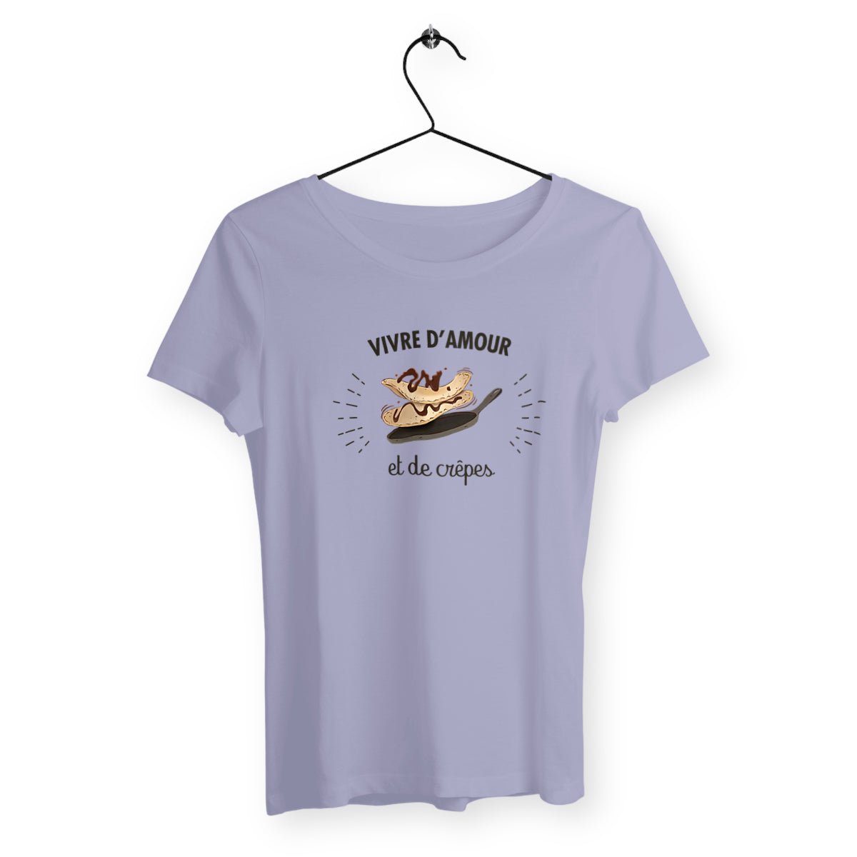 T-shirt femme avec l'inscription "Vivre d'amour et de crêpes", parfait pour les gourmandes et les romantiques. Confortable et stylé, il combine une touche d'humour et de douceur avec un message léger et délicieux.