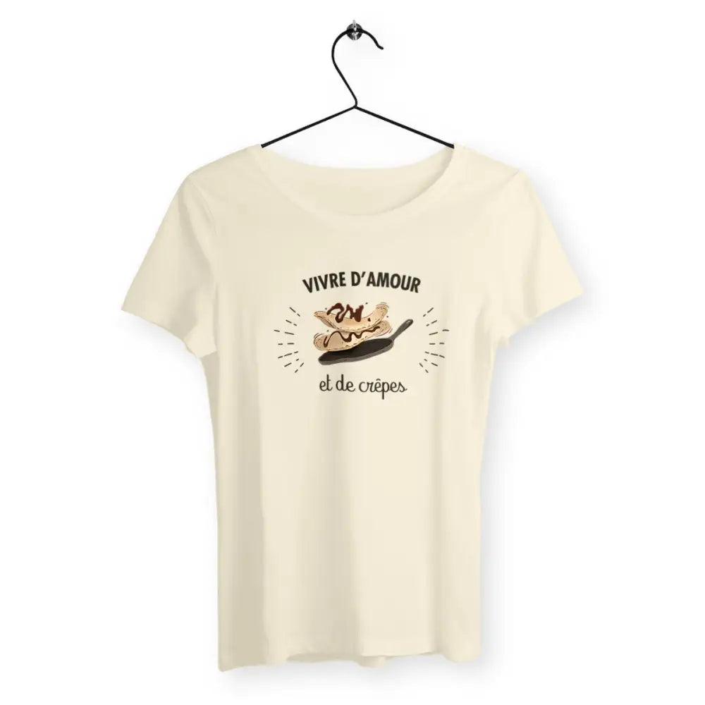 T-shirt femme avec l'inscription "Vivre d'amour et de crêpes", parfait pour les gourmandes et les romantiques. Confortable et stylé, il combine une touche d'humour et de douceur avec un message léger et délicieux.