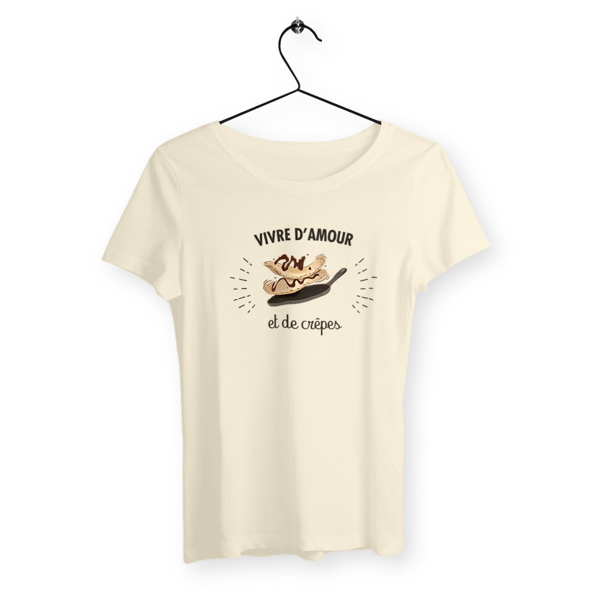 T-shirt femme avec l'inscription "Vivre d'amour et de crêpes", parfait pour les gourmandes et les romantiques. Confortable et stylé, il combine une touche d'humour et de douceur avec un message léger et délicieux.
