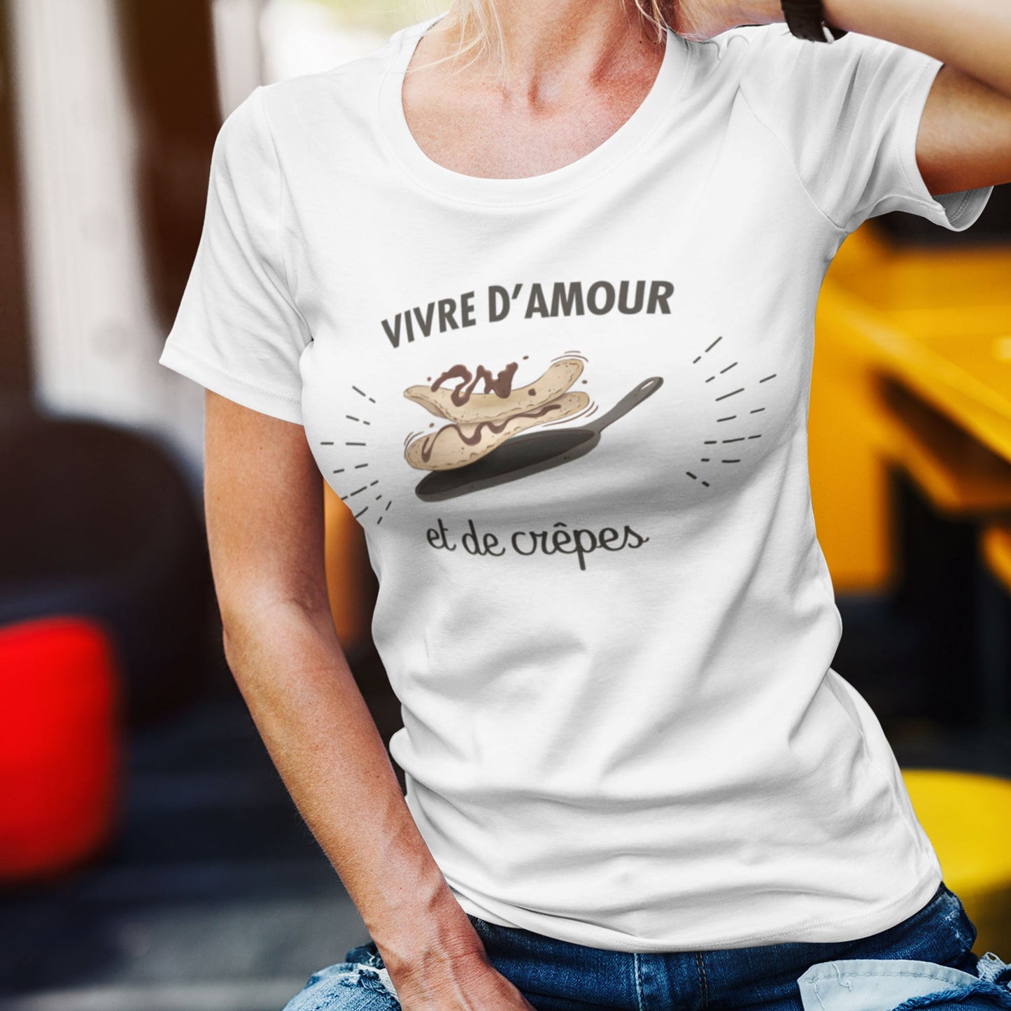 T-shirt femme avec l'inscription "Vivre d'amour et de crêpes", parfait pour les gourmandes et les romantiques. Confortable et stylé, il combine une touche d'humour et de douceur avec un message léger et délicieux.