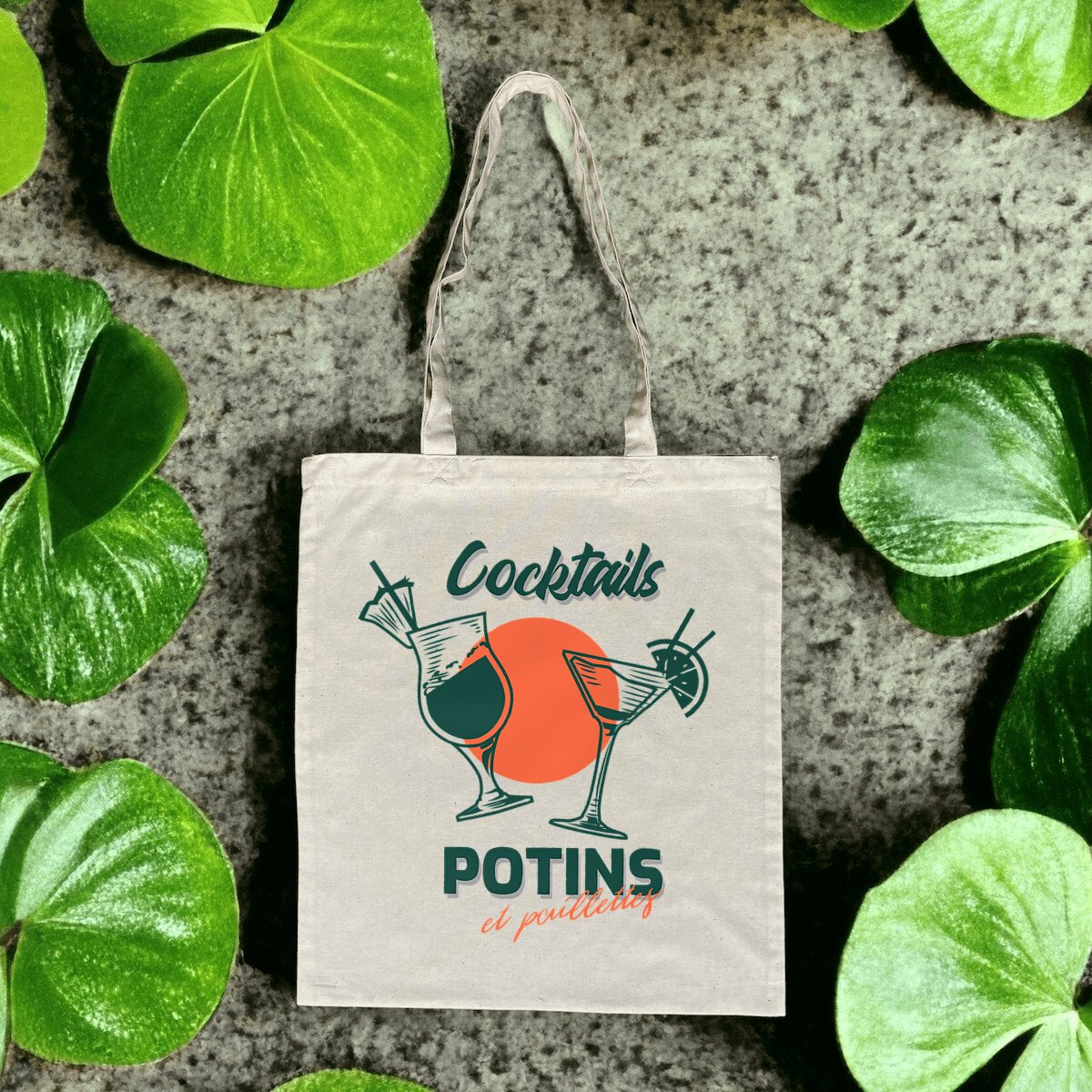 Totebag léger avec le design "Cocktails, Potins et Paillettes". Fabriqué à partir de 100% coton biologique, ce sac est à la fois écologique et tendance. Il pèse 160 g, est de taille unique et idéal pour transporter vos essentiels du quotidien. Avec son look fun et glamour, il est parfait pour un usage quotidien tout en étant respectueux de l'environnement.