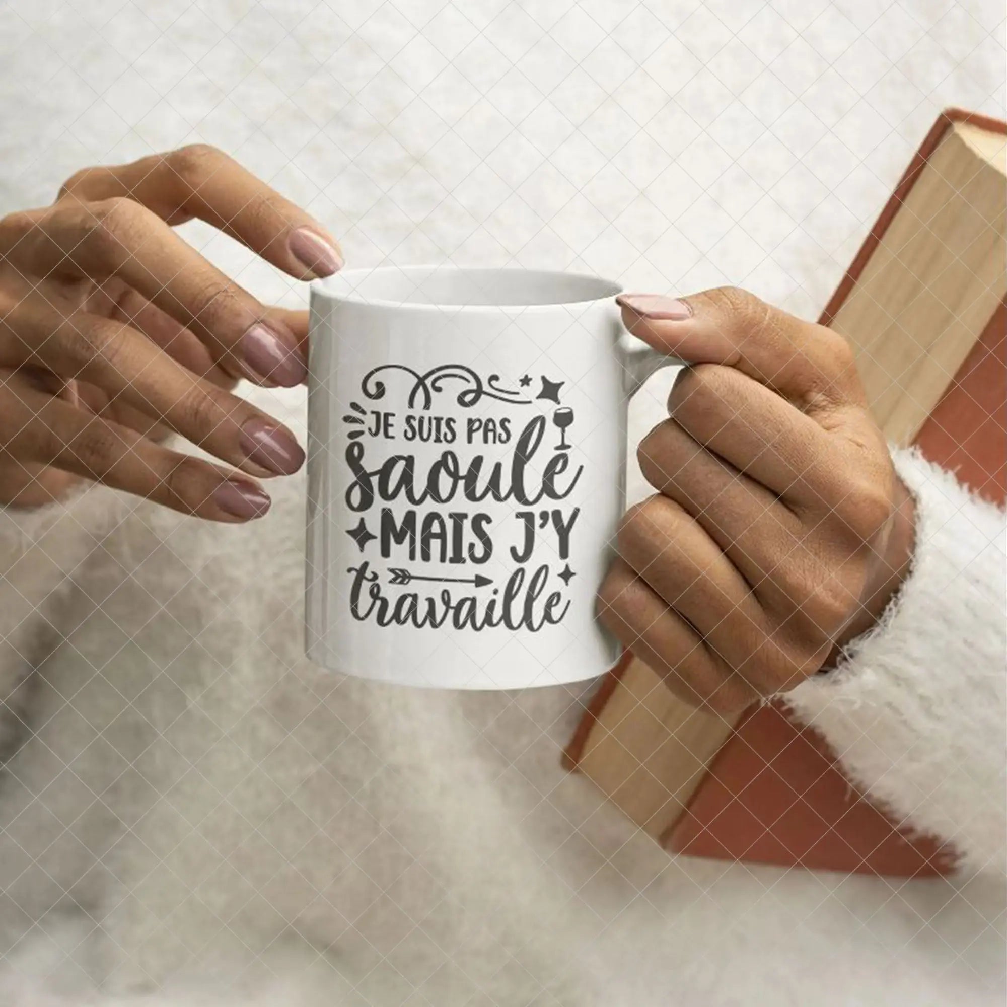 Mug céramique imprimé Je suis pas saoule mais j'y travaille, sublimation sur tasse à café ou thé, cadeau original et drôle