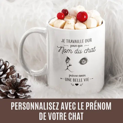 Mug céramique - Je travaille dur pour que ( à personnaliser avec le prénom de votre chat ) puisse avoir une belle vie