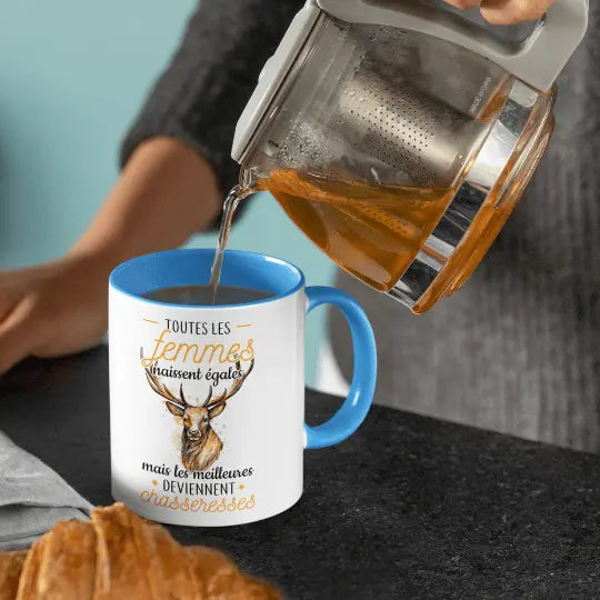 Mug céramique - Les femmes naissent égales mais les meilleures deviennent chasseresses