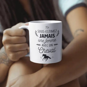 Mug céramique - Ne sous-estimez jamais une femme avec un cheval