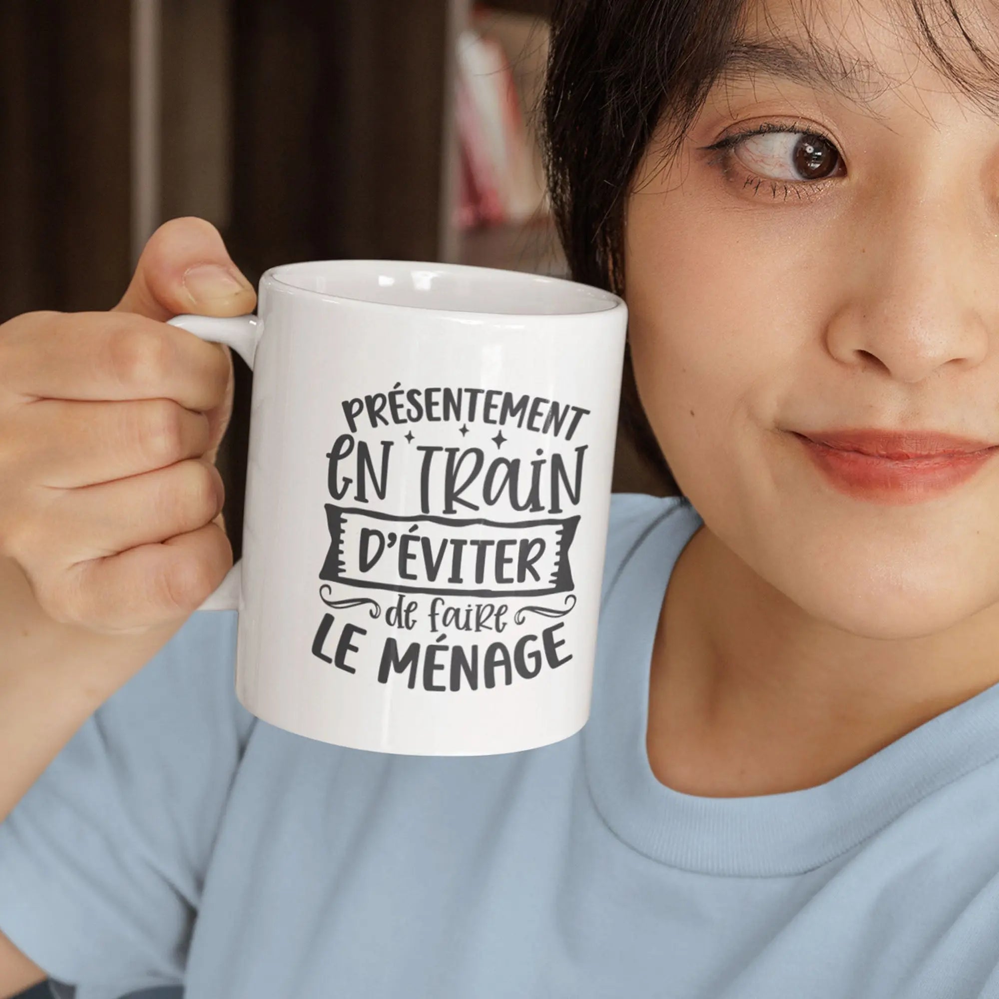 Mug céramique - Présentement en train d'éviter de faire du ménage Encre et Créations