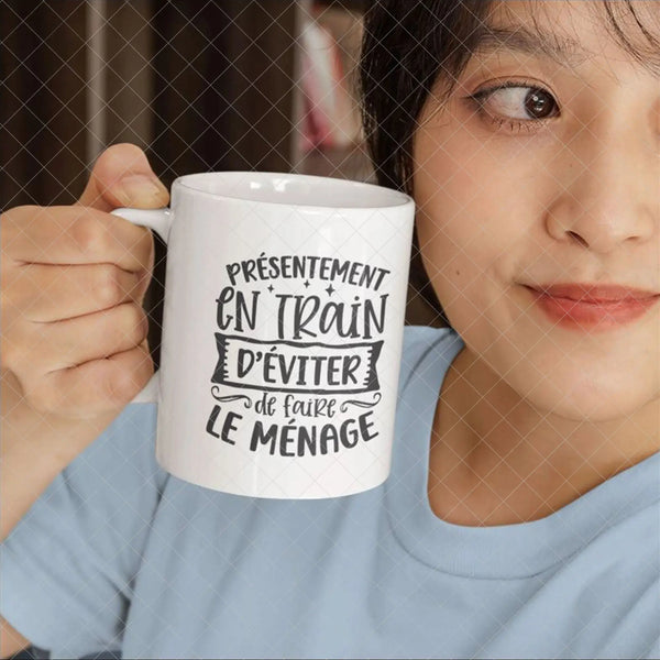 Mug céramique Présentement en train d'éviter de faire du ménage Encre et Créations