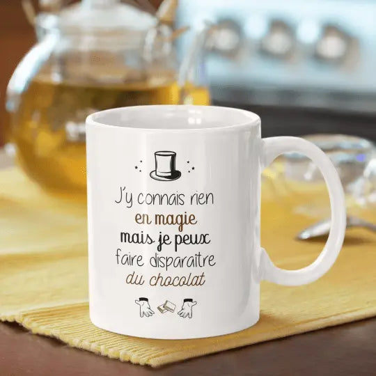 Mug céramique imprimé J'y connais rien en magie mais je peux faire disparaître du chocolat