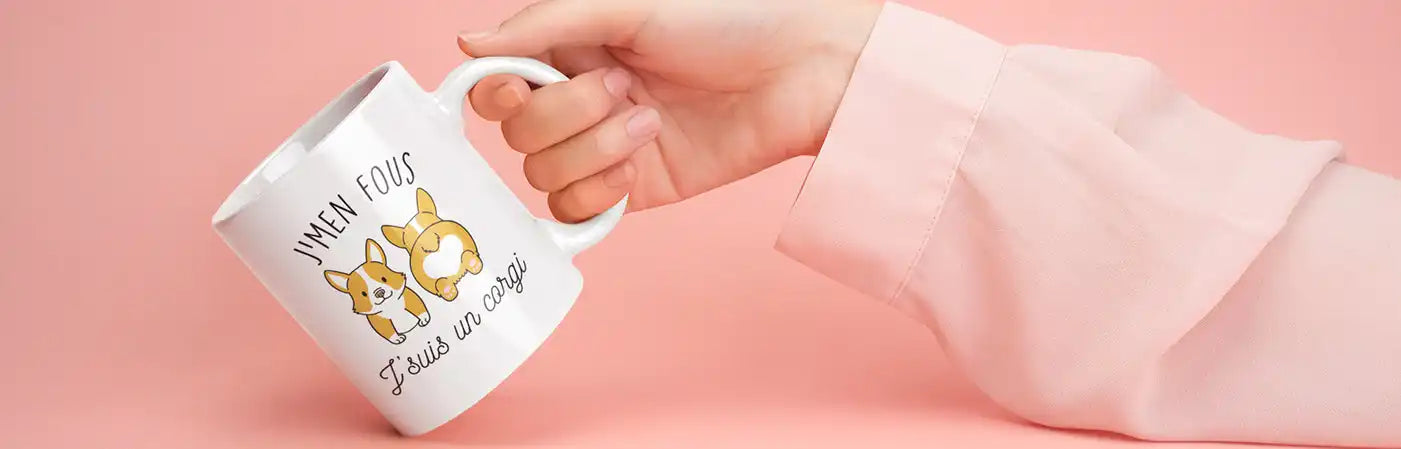 Mug en céramique blanche avec deux illustrations de corgi dessinées.