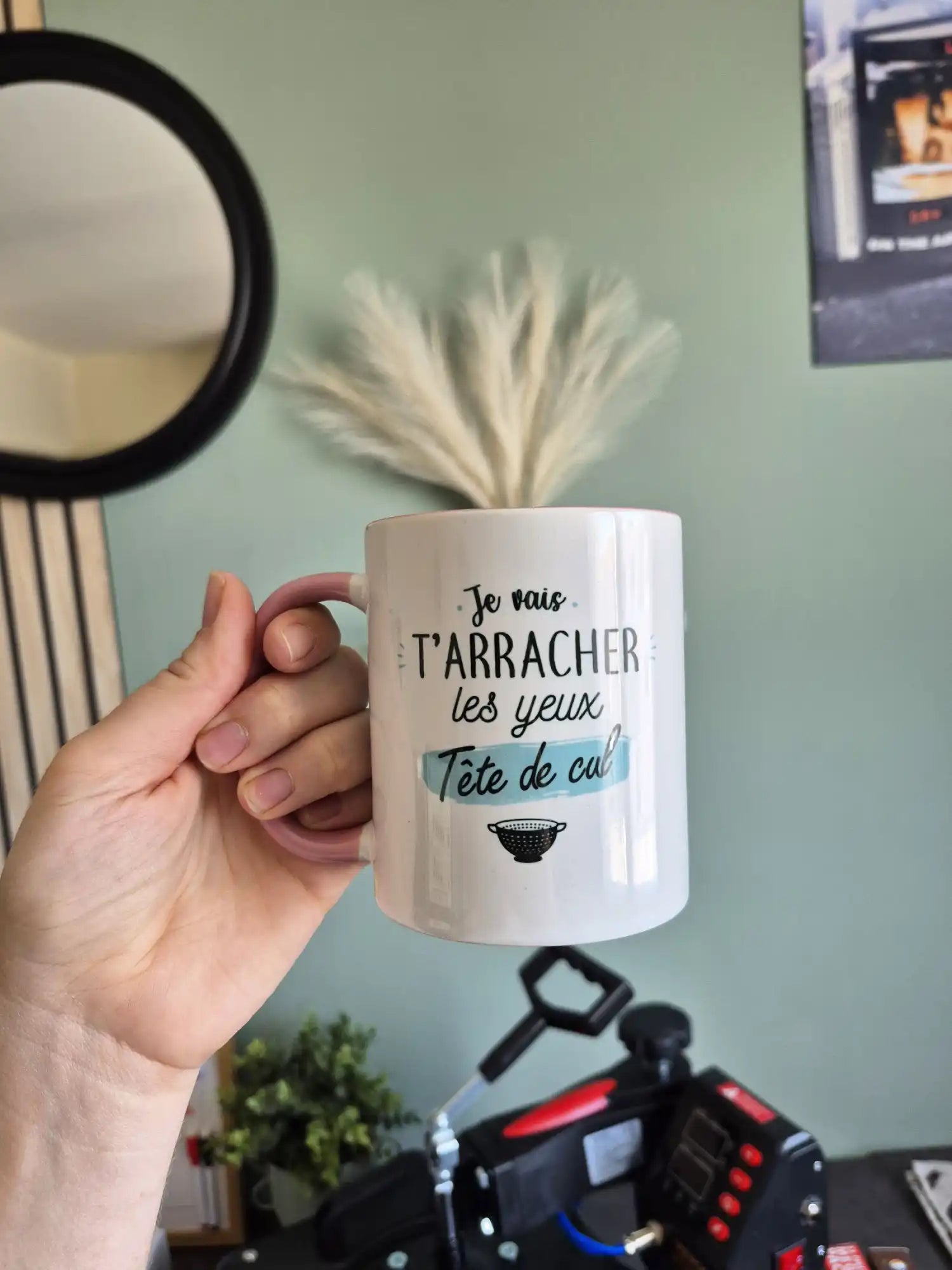Tasse en céramique blanche avec texte noir et design, présentant une phrase humoristique.