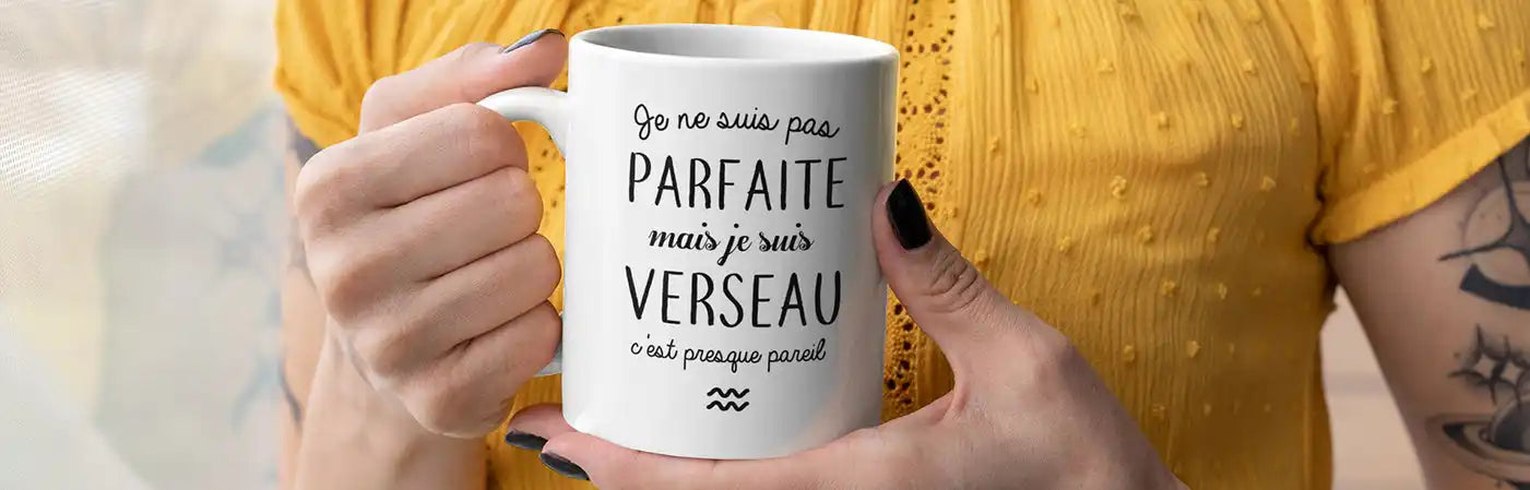 Tasse en céramique blanche avec inscription noire.