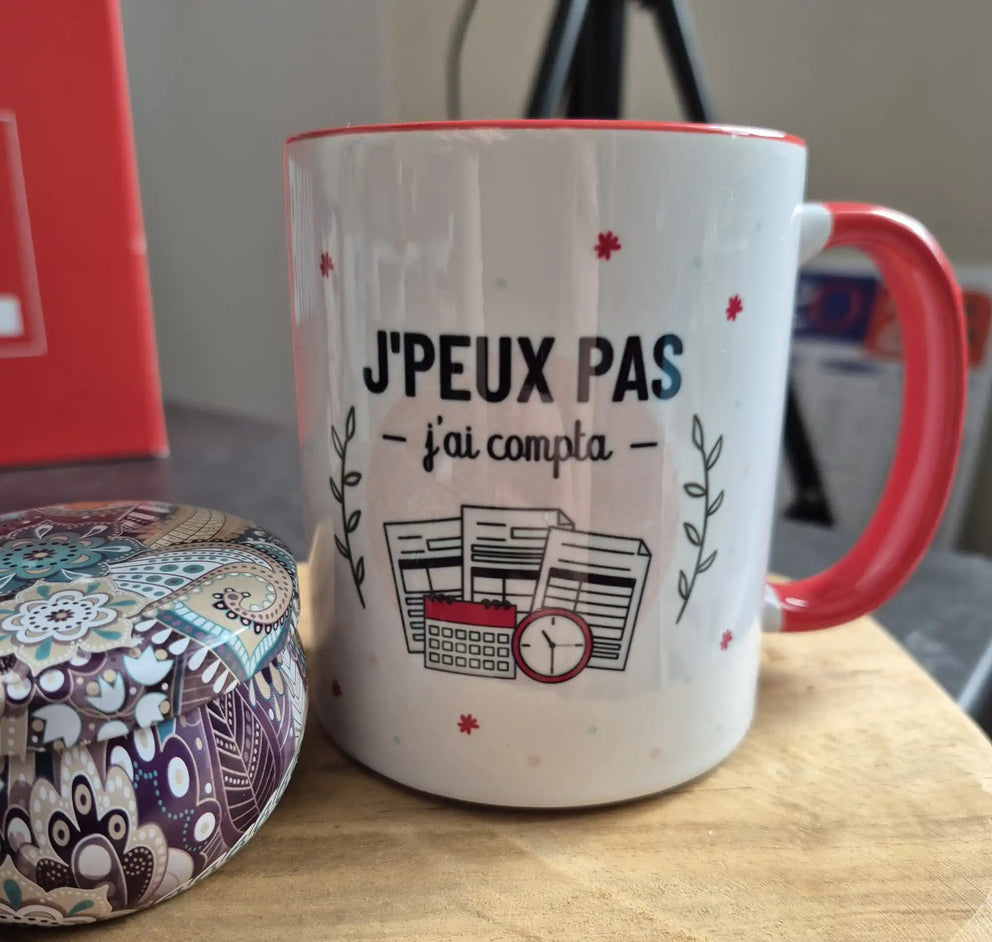 Tasse en céramique blanche avec une poignée et un bord rouges.