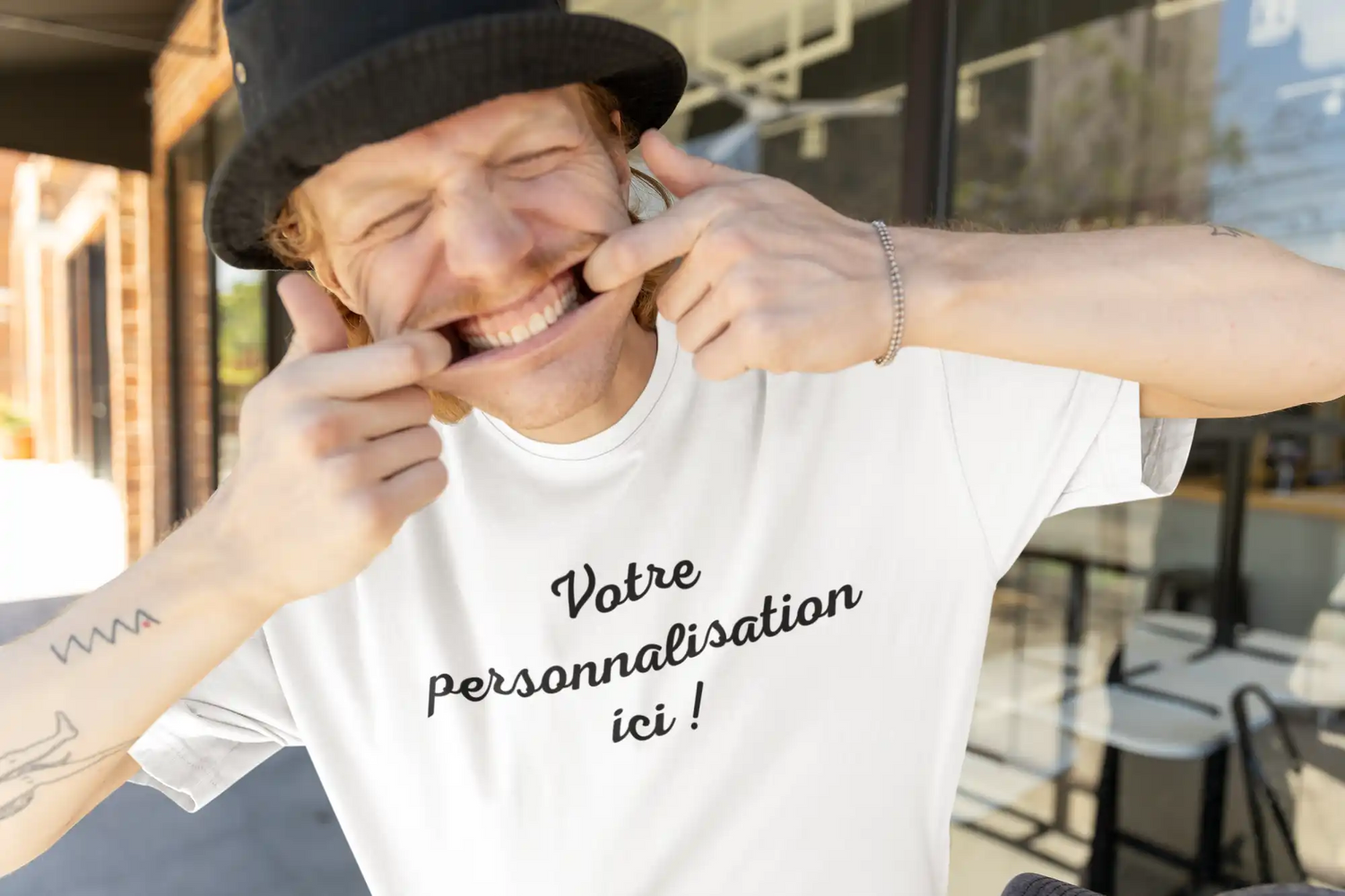 Un t-shirt blanc à manches courtes avec « Votre personnalisation ici ! » imprimé sur le devant.