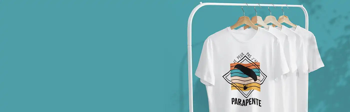 T-shirts blancs avec l'un d'entre eux arborant un design graphique.