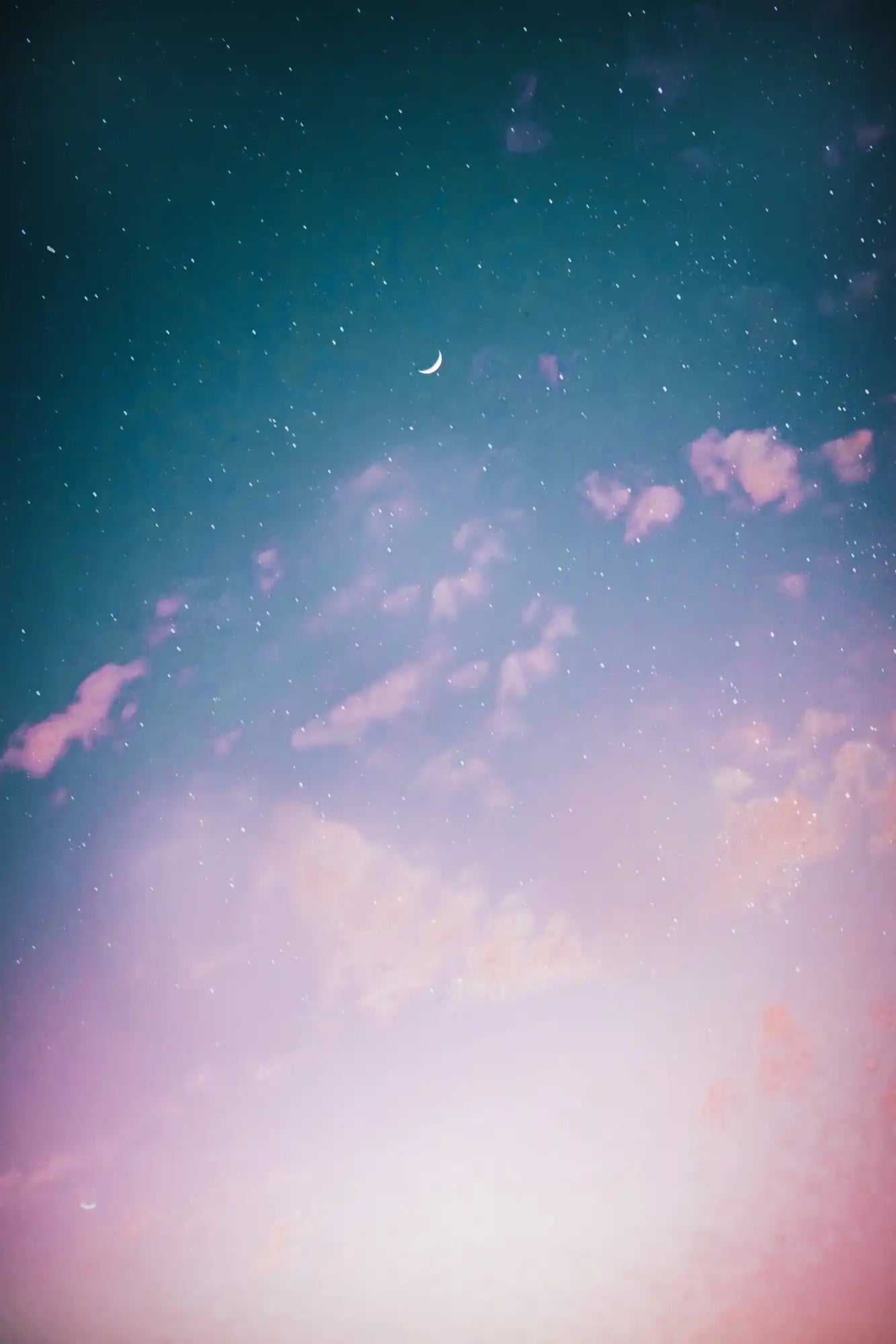 Un ciel crépusculaire céleste avec une lune en croissant et des étoiles dispersées, passant du turquoise profond à des teintes roses et violettes vibrantes avec de doux nuages.