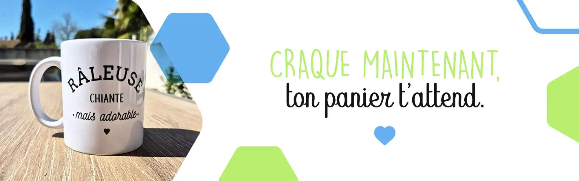 Tasse en céramique avec le texte « raleuse chiante » et un design en forme de cœur, fond blanc.