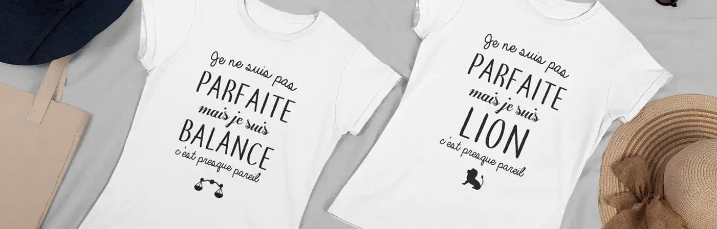 Deux t-shirts blancs à manches courtes, l'un avec un dessin de la Balance et l'autre avec un dessin du Lion.