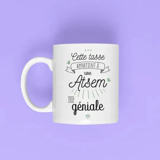 Mug céramique - Cette tasse appartient à une Atsem trop géniale - Blanc - Mugs