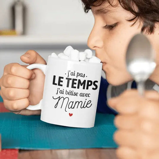 Mug céramique - J’ai pas le temps j’ai bêtise avec mamie - Blanc - Mugs