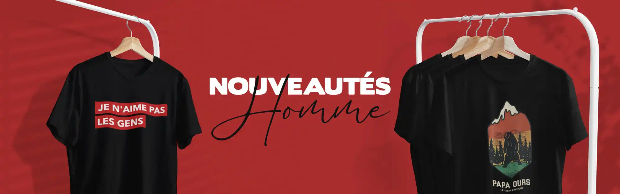 T-shirts noirs sur des cintres, l'un avec une boîte de texte rouge et l'autre avec un graphique de montagne.