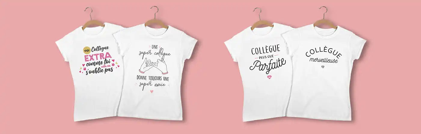 Quatre t-shirts blancs suspendus sur des porte-vêtements en bois.