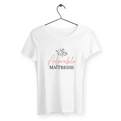 T-shirt femme avec l’inscription "Adorable Maîtresse" – Un design unique pour une maîtresse attentionnée et bienveillante. Idéal comme cadeau pour une institutrice passionnée.