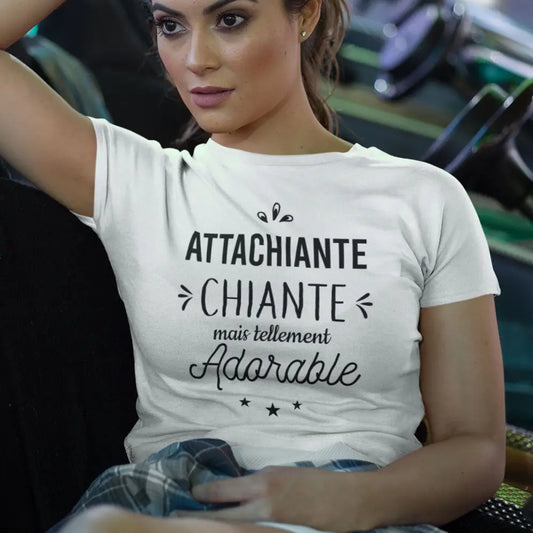 T-shirt femme avec l'inscription "Attachiante mais adorable", un modèle amusant et plein de caractère pour celles qui assument leur charme unique. Confortable et stylé, parfait pour allier humour et personnalité avec une touche de douceur.