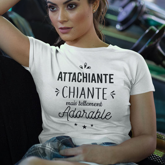 T-shirt femme avec l'inscription "Attachiante mais adorable", un modèle amusant et plein de caractère pour celles qui assument leur charme unique. Confortable et stylé, parfait pour allier humour et personnalité avec une touche de douceur.