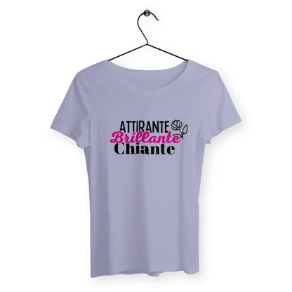 T-shirt femme avec l'inscription 'Attirante, brillante, chiante', un design audacieux et humoristique qui reflète une personnalité sans filtre.