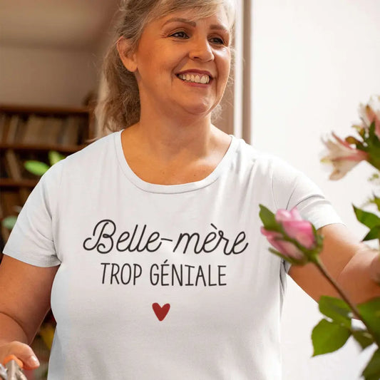 T-shirt femme avec l'inscription 'Belle-mère trop géniale' en typographie moderne et audacieuse, parfait pour afficher fièrement son rôle de belle-mère avec humour et confiance.