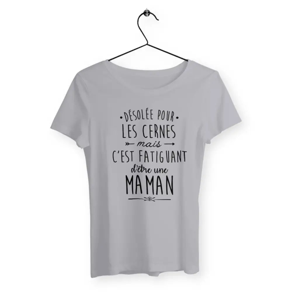 T-shirt femme avec un message humoristique "C'est fatiguant d'être une maman". Design simple et confortable pour les mamans qui savent que l'amour et les responsabilités n'ont pas de pause. Idéal pour un look décontracté et plein de vérité sur la maternité.