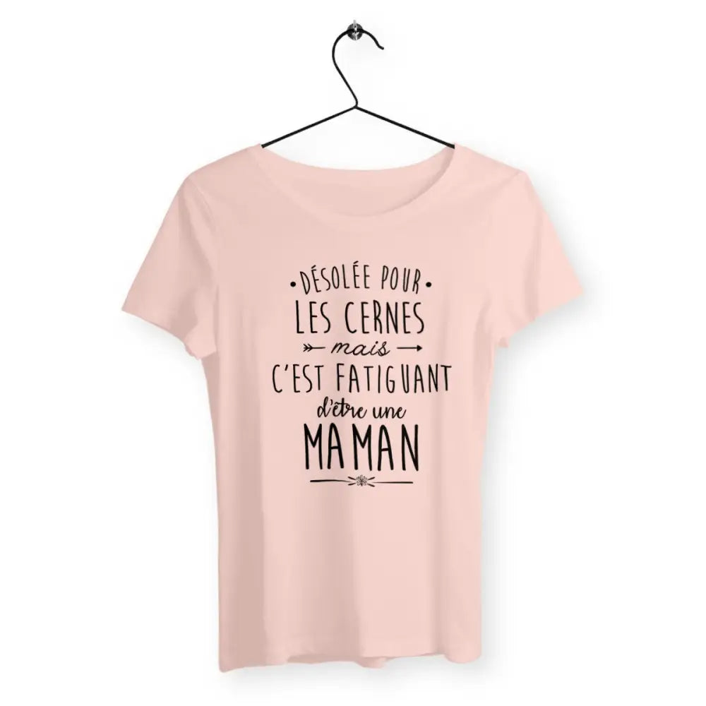 T-shirt femme avec un message humoristique "C'est fatiguant d'être une maman". Design simple et confortable pour les mamans qui savent que l'amour et les responsabilités n'ont pas de pause. Idéal pour un look décontracté et plein de vérité sur la maternité.