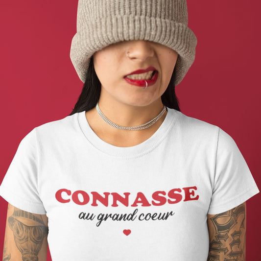 T-shirt femme humoristique avec l'inscription 'Connasse au grand cœur' pour un look audacieux et décalé.