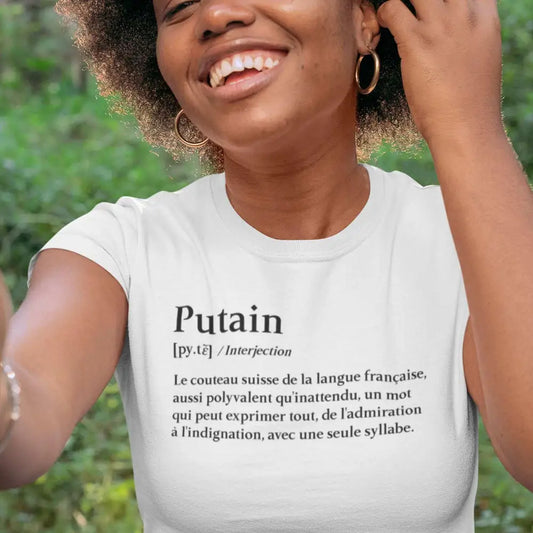 T-shirt femme avec l'inscription 'Définition putain' en typographie audacieuse et provocante, parfait pour un look décalé et original.