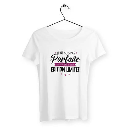 T-shirt femme avec l'inscription "Existe qu'en édition limitée", un modèle unique et exclusif pour celles qui aiment se démarquer. Confortable et stylé, parfait pour afficher votre singularité avec une touche d'humour et de rareté.