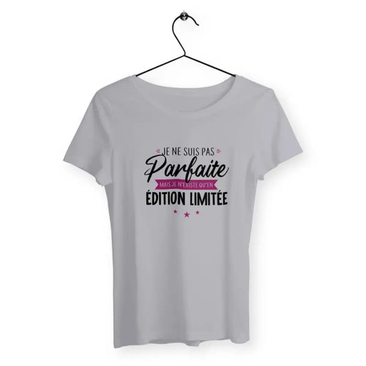 T-shirt femme avec l'inscription "Existe qu'en édition limitée", un modèle unique et exclusif pour celles qui aiment se démarquer. Confortable et stylé, parfait pour afficher votre singularité avec une touche d'humour et de rareté.