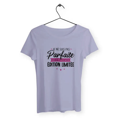 T-shirt femme avec l'inscription "Existe qu'en édition limitée", un modèle unique et exclusif pour celles qui aiment se démarquer. Confortable et stylé, parfait pour afficher votre singularité avec une touche d'humour et de rareté.