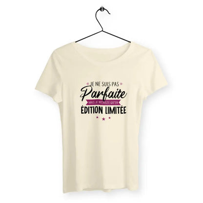 T-shirt femme avec l'inscription "Existe qu'en édition limitée", un modèle unique et exclusif pour celles qui aiment se démarquer. Confortable et stylé, parfait pour afficher votre singularité avec une touche d'humour et de rareté.