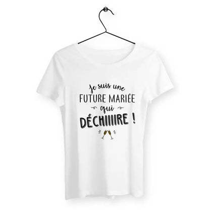 T-shirt femme blanc avec l'inscription 'Future mariée qui déchire' en lettres stylisées, conçu pour les futures mariées prêtes à briller avec humour et style. Ce design amusant et unique est idéal pour célébrer l'un des moments les plus importants de la vie.