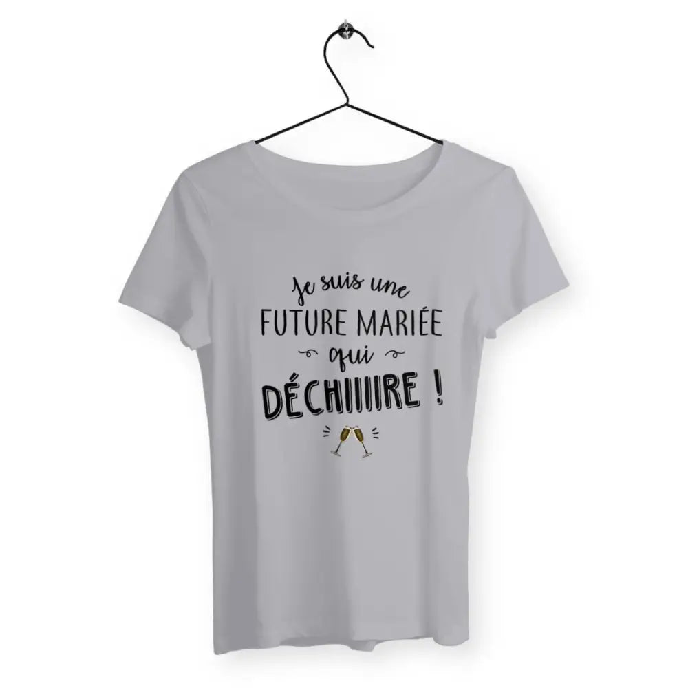 T-shirt femme blanc avec l'inscription 'Future mariée qui déchire' en lettres stylisées, conçu pour les futures mariées prêtes à briller avec humour et style. Ce design amusant et unique est idéal pour célébrer l'un des moments les plus importants de la vie.