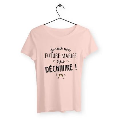 T-shirt femme blanc avec l'inscription 'Future mariée qui déchire' en lettres stylisées, conçu pour les futures mariées prêtes à briller avec humour et style. Ce design amusant et unique est idéal pour célébrer l'un des moments les plus importants de la vie.