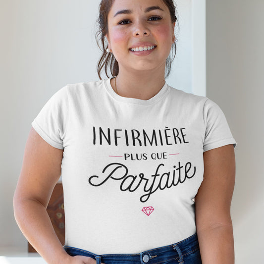 T-shirt femme avec l'inscription 'Infirmière Plus Que Parfaite', un design valorisant et inspirant, parfait pour rendre hommage à l'engagement et à l'excellence des infirmières.