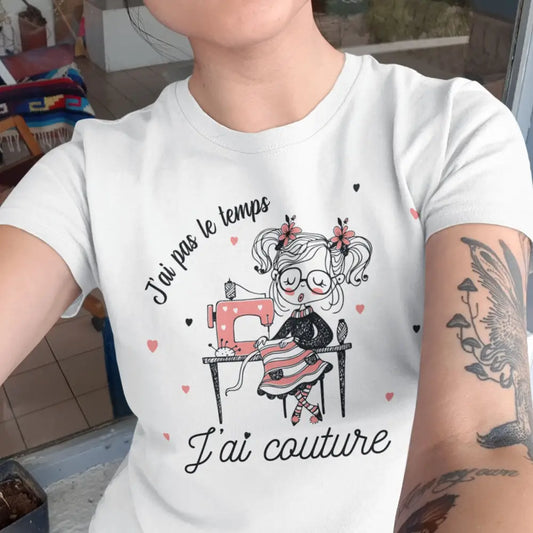 T-shirt femme avec l'inscription "J'ai pas le temps, j'ai couture", un modèle parfait pour les passionnées de couture. Confortable et stylé, il affiche avec humour l'amour pour cette activité créative et minutieuse.
