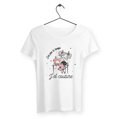 T-shirt femme avec l'inscription "J'ai pas le temps, j'ai couture", un modèle parfait pour les passionnées de couture. Confortable et stylé, il affiche avec humour l'amour pour cette activité créative et minutieuse.