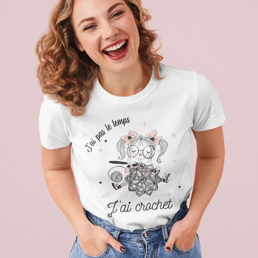 T-shirt femme avec l'inscription 'J'ai pas le temps j'ai crochet' en typographie décontractée, parfait pour les passionnées de crochet et d'humour.